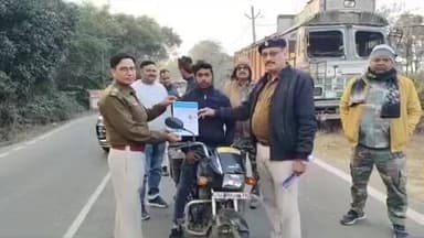 मरकच्चो: मरकच्चो थाना भवन के समीप चालकों को अनुशासित यातायात और सुरक्षित सफर के लिए किया गया जागरूक