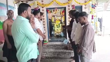 ಬಾಗೇಪಲ್ಲಿ: ಬಿಗ್ ಬಾಸ್ ಸೀಸನ್ 12ರ ಫೈನಲ್ ನಲ್ಲಿ ಧನುಷ್ ಗೌಡಗೆ ವೋಟ್ ಮಾಡುವ ಮೂಲಕ ಅವರನ್ನು ಗೆಲ್ಲಿಸಿ ಎಂದು ಬಾಗೇಪಲ್ಲಿಯಲ್ಲಿ ವಿಶೇಷ ಪೂಜೆ