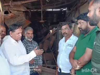 ಔರಾದ್: ಶಾರ್ಟ್ ಸರ್ಕ್ಯೂಟ್ ನಿಂದ ಆದ ಹಾನಿಗೆ ಆತಂಕ ಪಡಬೇಡಿ ನಾವು ನಿಮ್ಮ ಜೊತೆಗಿರುತ್ತೇವೆ : ಪಟ್ಟಣದಲ್ಲಿ ಕಾಂಗ್ರೆಸ್ ಮುಖಂಡ ಭೀಮಸೇನ ಶಿಂಧೆ