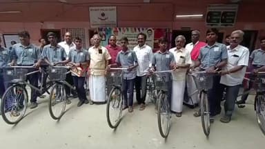 காஞ்சிபுரம்: மூங்கில் மண்டபம் அருகே பச்சையப்பன் மேல்நிலைப்பள்ளியில் விலையில்லா மிதிவண்டிகளை காஞ்சிபுரம் எம்எல்ஏ வழங்கினர்