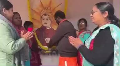 महुआ: महुआ के मिर्जा नगर में स्वामी विवेकानंद की जयंती पर लोगों ने उनके चित्र पर श्रद्धा सुमन अर्पित किए