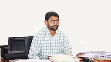 జూలూరుపాడు: మున్సిపల్ ఎన్నికలపై రాష్ట్ర ప్రధాన కార్యదర్శి రామకృష్ణారావు నిర్వహించిన వీడియో కాన్ఫరెన్స్ లో పాల్గొన్న జిల్లా అధికారులు