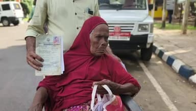 இராமநாதபுரம்: குடும்ப அட்டை வழங்க கோரி வயது முதிர்ந்த தாயுடன் மாவட்ட ஆட்சியர் அலுவலகத்தில் மகன் மனு அளித்தார்