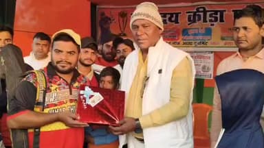 वज़ीरगंज: टाली क्रिकेट क्लब सेमीफाइनल में पहुंचा, मैन ऑफ द मैच दिया गया