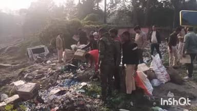 राजापाकर: राजापाकर थाना परिसर में पाँच थानों में ज़ब्त देसी एवं विदेशी शराब का किया गया विनष्टीकरण