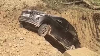 गौरिहार: गौरिहार-खड्डी मार्ग पर बड़ा हादसा टला: अर्धनिर्मित पुलिया के गड्ढे में गिरी कार