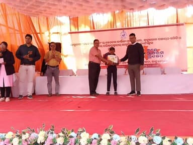 ଆଠମଲ୍ଲିକ: ଅନୁଗୋଳ ବାଳିକା ଉଚ୍ଚ ବିଦ୍ୟାଳୟ ପରିସରରେ ସାମୁହିକ ବନ୍ଦେ ମାତରଂ ଗାନ ଉତ୍ସବ ପାଳନ