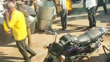 ಅಥಣಿ: ಪಟ್ಟಣದಲ್ಲಿ ಪುರಸಭೆ ಅಧಿಕಾರಿಗಳಿಂದ ಕಾರ್ಯಾಚರಣೆ; ಅಂಗಡಿಕಾರರ ವಸ್ತುಗಳು ಎತ್ತಂಗಡಿ