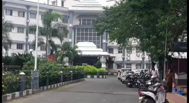 நாகப்பட்டினம்: கொட்டும் மழையில் குடை பிடித்து மடிப்பிச்சை ஏந்தி ஆட்சியர் அலுவலகம் முன்பு, ஊரக மற்றும் நகர்புற வாழ்வாதார இயக்க அனைத்து பணியாளர்கள் 7வது நாளாக போராட்