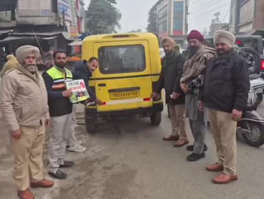 ਪਠਾਨਕੋਟ: ਰੋਡ ਸੇਫਟੀ ਮਹੀਨੇ ਸਬੰਧੀ ਕਰਵਾਏ ਜਾਗਰੂਕਤਾ ਸਮਾਗਮ ਦੌਰਾਨ ਵਾਹਨ ਉੱਪਰ ਰਿਫਲੈਕਟਰ ਅਤੇ ਰਿਫਾਲਟੈਰ ਟੇਪ ਲਗਾਈ ਗਈ