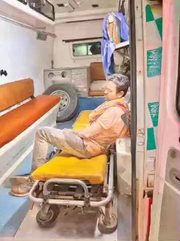 कवर्धा: शहर के बीजेपी कार्यालय के पास घायल अवस्था में सड़क किनारे पड़े व्यक्ति को 108 की टीम ने जिला अस्पताल में कराया भर्ती