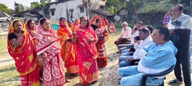 মিনাখাঁ: চৈতল গ্রাম পঞ্চায়েতের অন্তর্গত বিভিন্ন বুথে বুথে উন্নয়নের পাঁচালী বিতরণ করলেন তৃণমূলের কর্মীরা