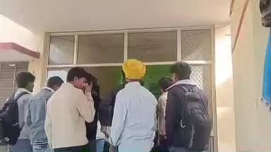 श्रीविजयनगर में 26जीबी हरिपुरा के लोगों का आंदोलन जारी, एसएफआई ने आंदोलन के समर्थन में सौंपा मांग पत्र