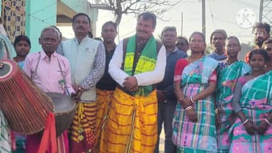 নিতুড়িয়া: নিতুড়িয়ার লয়াবাইদ গ্রামে আদিবাসীদের বাঁদনা পরবে ঐ গ্রামে গিয়ে শীতবস্ত্র শাড়ি বিতরণ করলেন শ্রমিক নেতা হরে রাম সিং