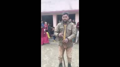 निचलौल: ठूठीबारी में विशालकाय कोबरा का सफल रेस्क्यू, रामबचन साहनी ने टाली अनहोनी