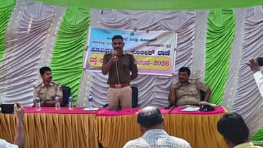 ಹಡಗಲಿ: ಪಟ್ಟಣದ ಪೊಲೀಸ್ ಠಾಣೆಯ ವತಿಯಿಂದ ದ್ವಿಚಕ್ರ ವಾಹನ ಸವಾರರು ಕಡ್ಡಾಯವಾಗಿ ಹೆಲ್ಮೆಟ್ ಧರಿಸುವಂತೆ ಜಾಗೃತಿ ಜಾಥಾ