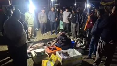 বইটামাৰী: তামৰাংগা বিলত গ্ৰাহকৰ ভিৰ, উৰুকাৰ নিশা এখাজ খোৱাৰ বাবে তামৰাংগা বিলৰ মাছৰ বজাৰত শতাধিক গ্ৰাহকৰ ভীৰ