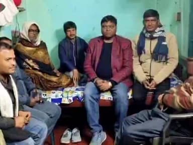 ভাঙড় ২: আইএসএফ ও তৃণমূলের সংঘর্ষে আহত তৃণমূল কর্মীর বাড়িতে পৌঁছালেন এলাকার নেতৃত্বরা