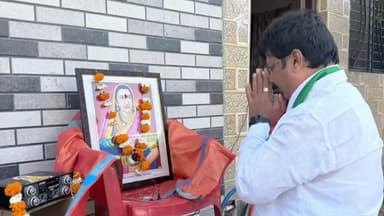 बदनापूर: आमदार निवासस्थानी आ. संतोष सांबरे यांनी राष्ट्रमाता जिजाऊ यांच्या जयंतीनिमित्त प्रतिमेला पुष्पहार अर्पण करत केले अभिवादन