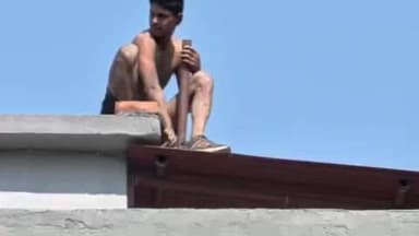 पखांजूर: पखांजुर लॉज की छत पर चढ़ा मानसिक रूप से अस्वस्थ युवक, हाई वोल्टेज ड्रामे के बाद पुलिस ने सुरक्षित उतारा