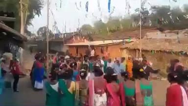 रामगढ़: रामगढ़/कांजो के रोलडीह में सोहराय पर्व पर आदिवासी महिलाओं ने ढोल-मांजर से नृत्य कर खुशियाँ मनाईं