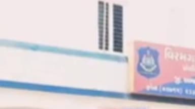 વિરમગામ: વિરમગામ ટાઉન પોલીસે શહેરના રહેણાંક વિસ્તારમાં નાની ઓરડી માંથી વિદેશી દારૂનો જથ્થો ઝડપી પાડ્યો