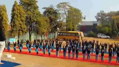 मुंगावली: राष्ट्रीय युवा दिवस पर विद्यालयों में सामूहिक सूर्य नमस्कार, स्वामी विवेकानंद को नमन