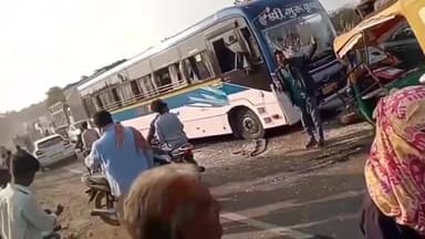 खंडवा: इंदौर-इच्छापुर मार्ग पर रफ्तार का कहर, बस ने बच्चों से भरे टेंपो को कुचला