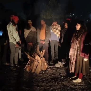 खतौली: खतौली में देर रात कड़ाके की ठंड को देखते हुए एसडीएम ने रैन बसेरे और अलाव की व्यवस्थाओं का किया निरीक्षण