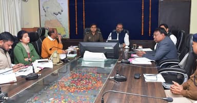 कलेक्टर श्री कुन्दन कुमार की अध्यक्षता में धान खरीदी व्यवस्था की समीक्षा हेतु बैठक आयोजित की गई। बैठक में मुख्य सचिव द्व...