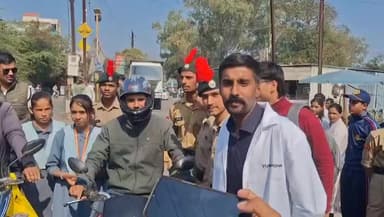 शुजालपुर: शुजालपुर में राहवीर योजना के तहत यातायात सुरक्षा जागरूकता अभियान, हेलमेट व सीट बेल्ट पहनने वालों का सम्मान