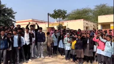 भांडेडा स्कूल में शिक्षक के तबादले पर छात्रों का प्रदर्शन स्कूल गेट पर ताला लगाया, वापस भांडेडा में नियुक्ति करने की मां...