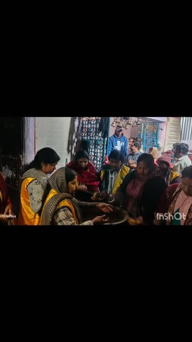 सेवा का जज्बा: कड़ाके की ठंड में लायंस क्लब चाईबासा लावन्या ने परोसा गरमा-गरम 'खिचड़ी भोग'! 🍲🥣
चाईबासा (सारंडा लाइव): श...