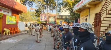 जळगाव शहर पोस्टे व शनिपेठ पोस्ट हद्दीत जळगाव महानगरपालिका निवडणूक संदर्भात रूट मार्च घेण्यात आला सदर रूट मार्चमध्ये मा...