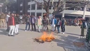 #आजमगढ़ #पब्लिक #स्कूल के खिलाफ सड़क पर उतरा #जनाक्रोश, #सपा #MLC #गुड्डू #जमाली का #पुतला #फूंककर किया जोरदार विरोध!"
...