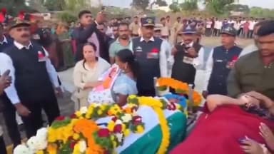 "फर्ज और परिवार के बीच अधूरी रह गई जंग: गर्भवती पत्नी से मिलने आ रहे BSF जवान प्रमोद जाधव का सड़क हादसे में निधन" 😥
अस्...