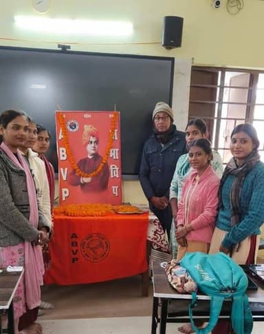 स्वामी विवेकानंद जी के जयंती के अवसर पर नवगछिया के मदन अहिल्या महिला कॉलेज परिसर में संगोष्ठी एवं पुष्पांजलि का कार्यक्र...