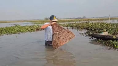 নগাঁও: বিহুৰ পৰম্পৰা অক্ষুন্ন ৰাখি ডাকৰ ঘাটৰ যমুনা জলা বিলত মাছ মাৰি উৰুকা উদযাপন কৰিলে জিলা আয়ুক্ত শ্ৰী দেৱাশীষ শৰ্মাই
