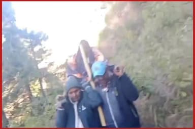 #ये है समस्या
#सड़क स्वीकृत है, लेकिन बनी नहीं। #सड़क न होने से चंबा ब्लॉक के स्वाड़ी गांव के बीमार ग्रामीणों को इस तरह दि...