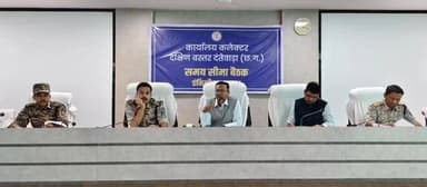 दंतेवाड़ा: कलेक्टर दंतेवाड़ा देवेश कुमार ध्रुव ने राहत-पुनर्वास और सड़क सुरक्षा की समीक्षा बैठक ली
