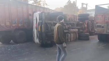 सिमडेगा: ओडिशा से धनबाद जा रही मालवाहक ट्रक NH-143 पर पलटी, चालक और खलासी घायल
