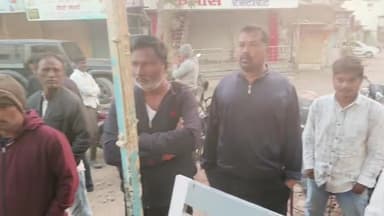अंबड: *अंबड शहरात सराफा दुकानावर दरोडा*
*22 ते 25 लाखांचे सोने-चांदीचे* *दागिने व रोख रक्कम लंपास*
*तीन चोरटे सीसीटीव्हीत कैद