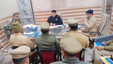 बिलारी: एसपी देहात कुंवर आकाश सिंह ने थाना बिलारी क्षेत्राधिकार में पुलिसकर्मियों के साथ की बैठक