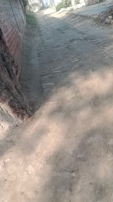 रोड खराब होने के कारण आने जाने की समस्या
रिहारन पुरवा गांव में