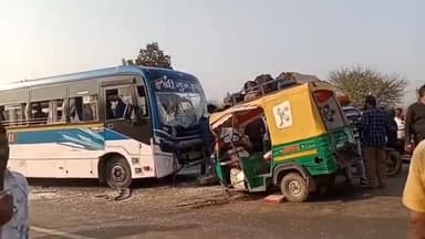 पुनासा: ओंकारेश्वर: स्कूली बच्चों से भरे ऑटो को बस ने मारी टक्कर, 8 बच्चे सवार थे, मौके पर मचा आहाकार