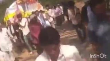 कुक्षी: ढुकणी में शव से टकराती कटीली झाड़ियां, सड़क मार्ग पर जमा नाली के गंदे पानी से निकल रहें हैं बच्चे #jansamasya