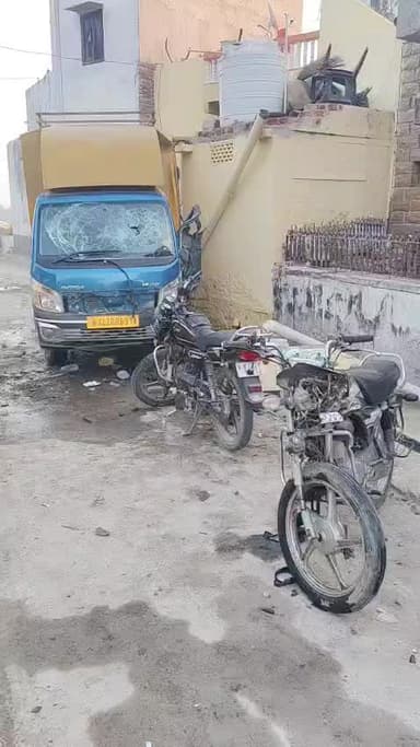 sojat ke bagri nagar me kal raat ko hua hadsa nase me tha driver 3 bike ko mari takar or baatroom ko bhi Tod diya