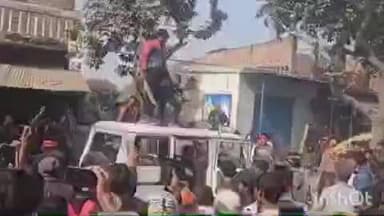 अमनौर: भेल्दी के जलालपुर चौक पर किशोर की हत्या से गुस्साए ग्रामीणों ने पुलिस की गाड़ियां तोड़ीं