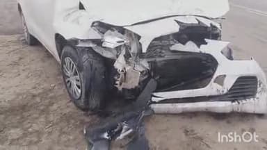 बिजनौर: बिजनौर में नजीबाबाद रोड पर झलरा गांव के पास दूध से भरी गाड़ी और स्विफ्ट डिजायर कार में हुई टक्कर