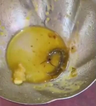 నకిరేకల్: నకిరేకల్ పట్టణంలో ప్రసాద్ ఉడిపి హోటల్లో వినియోగదారులకు చేదు అనుభవం